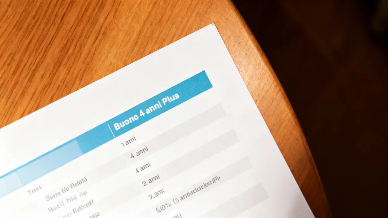 Foglio stampato con dettagli su un buono fruttifero postale su tavolo in legno