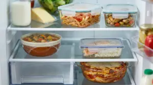 Contenitori di cibo cotto conservati in un frigorifero domestico