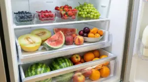 Frutta estiva assortita conservata ordinatamente in frigorifero