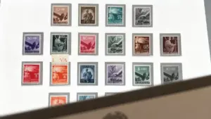 Francobolli della serie Repubblica Italiana 1948 'Democratica' disposti su sfondo bianco