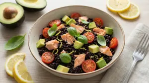 Ciotola di insalata di riso venere con salmone, avocado, pomodorini e basilico